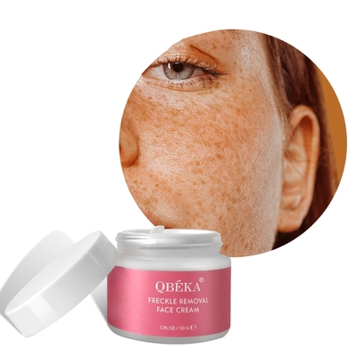 Retinol yüz kremi, çirkinlikleri gidermek için özel parfüm ve özel etiket sunuluyor.