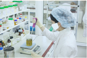 Daha Kalın Bio-Enzimli Kirpik Büyütme Maskarası Serum Şeklinde Daha Tam ve Kalın Kirpikler İçin 7